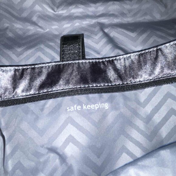 Lululemon Yoga Moto Messenger Bag Blazer Print (Black & Grey Chevron) - EUC! - Picture 13 of 15